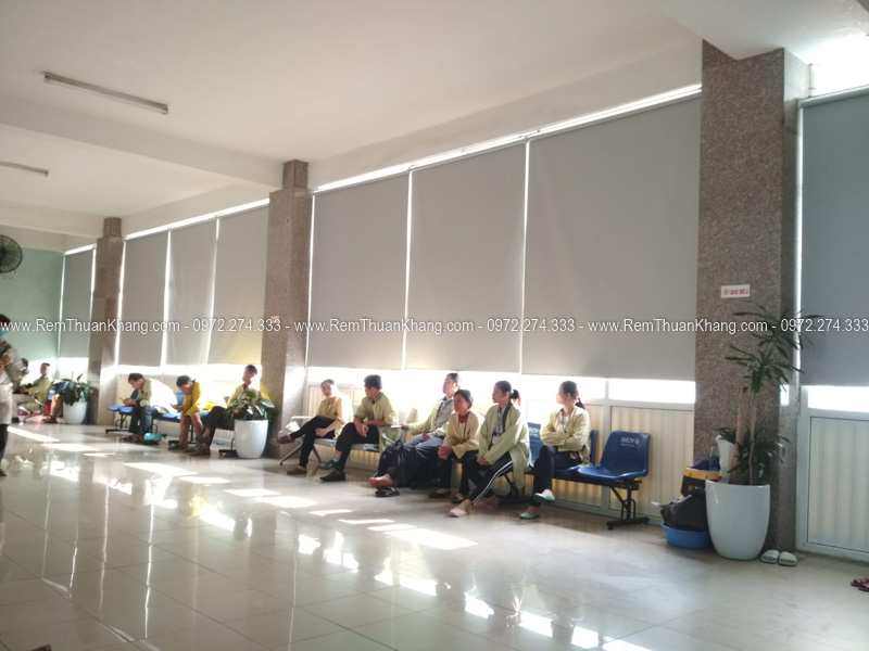 Rèm cuốn chống nắng tại khu vực sảnh chờ của bệnh nhân và người nhà bệnh nhân - bệnh viện K Tân Triều