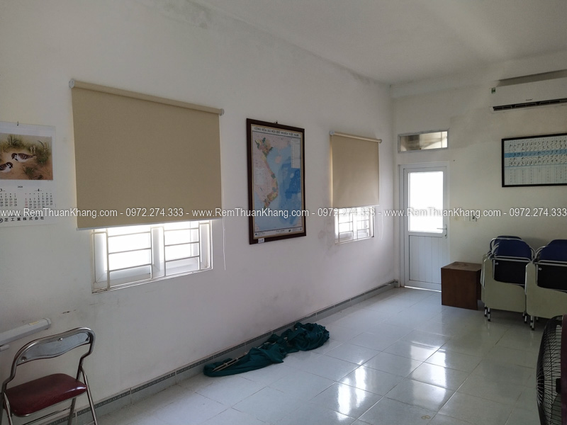 Lắp đặt rèm cuốn nhựa phủ bóng Rèm Thuận Khang bền đẹp dễ vệ sinh cho công ty tại quận Đống Đa