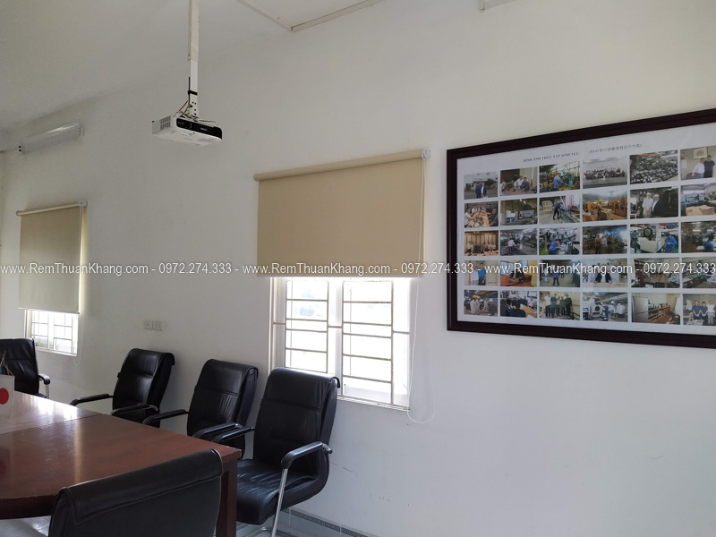 Rèm cuốn chống nắng cửa sổ kính Rèm Thuận Khang bảo vệ sức khỏe nhân viên văn phòng Đống Đa